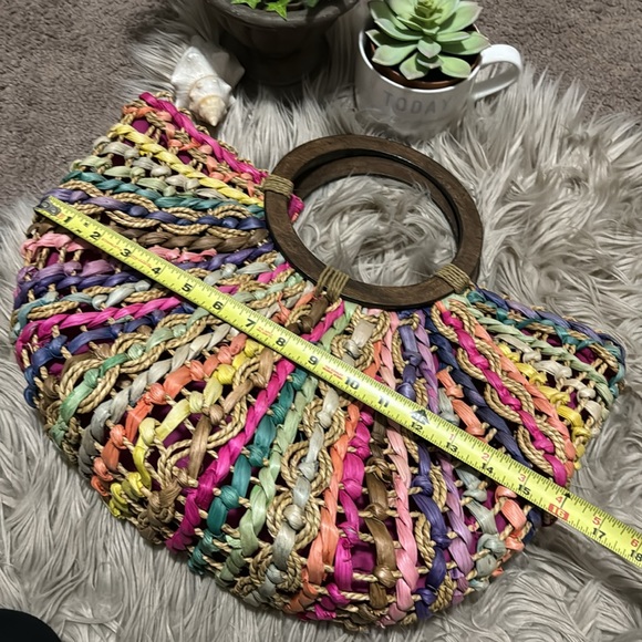 Gorgeous Woven Bag-Dyed Natural Fibers-Wooden Handles-Snap Closure - Picture 7 of 15
